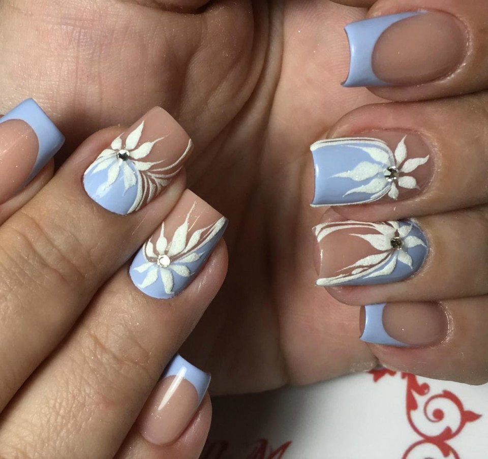 Маникюр французский с цветами голубой