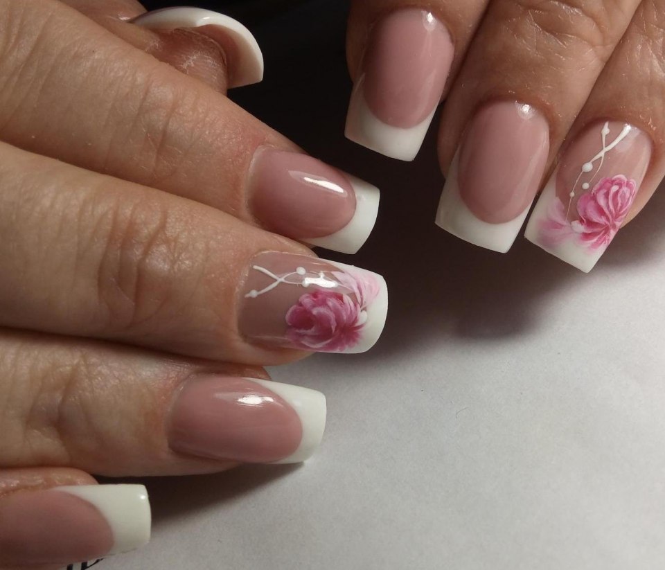 Французский маникюр с цветами