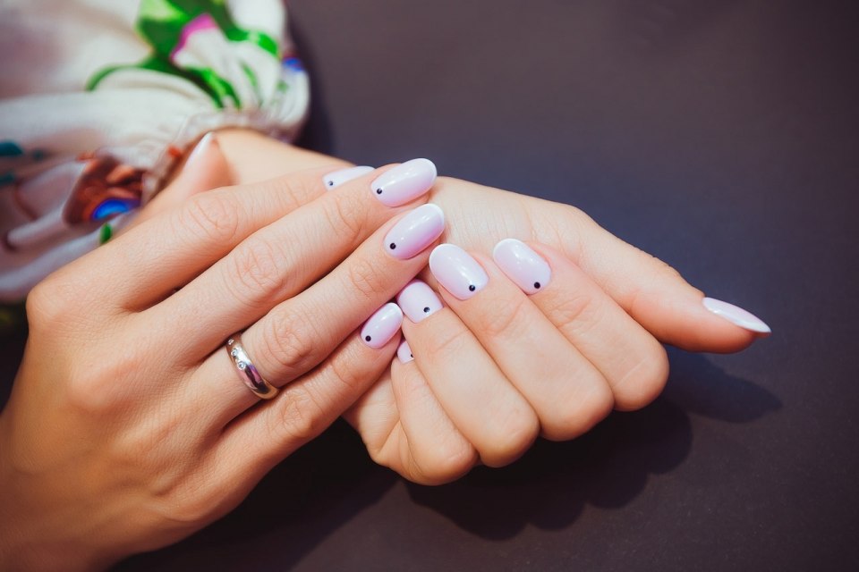 Маникюр с точками у кутикулы