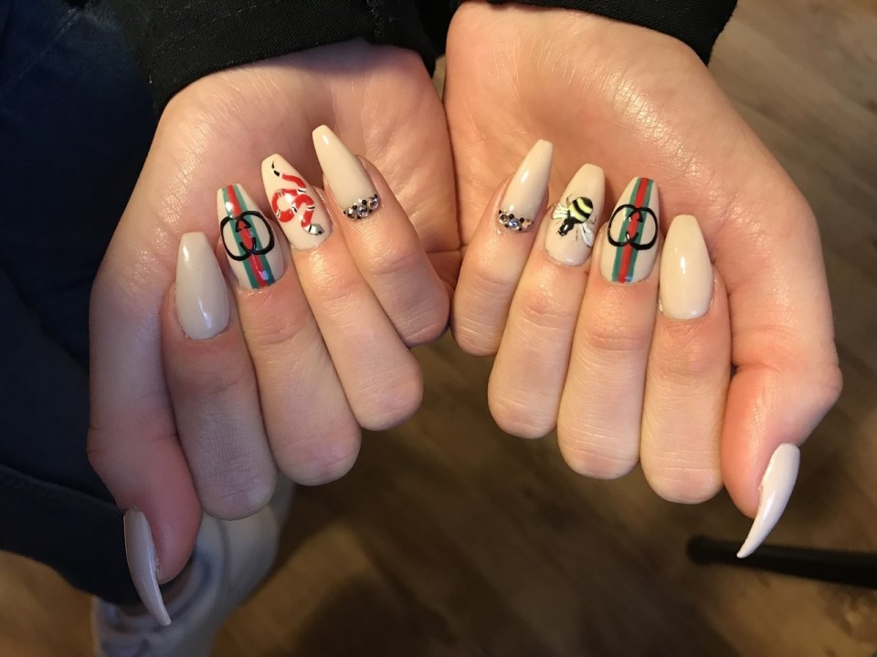 Ногти миндаль гуччи