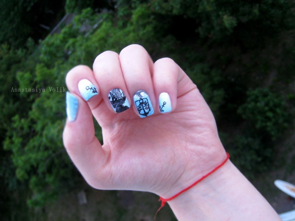 Маникюр с голубями на ногтях