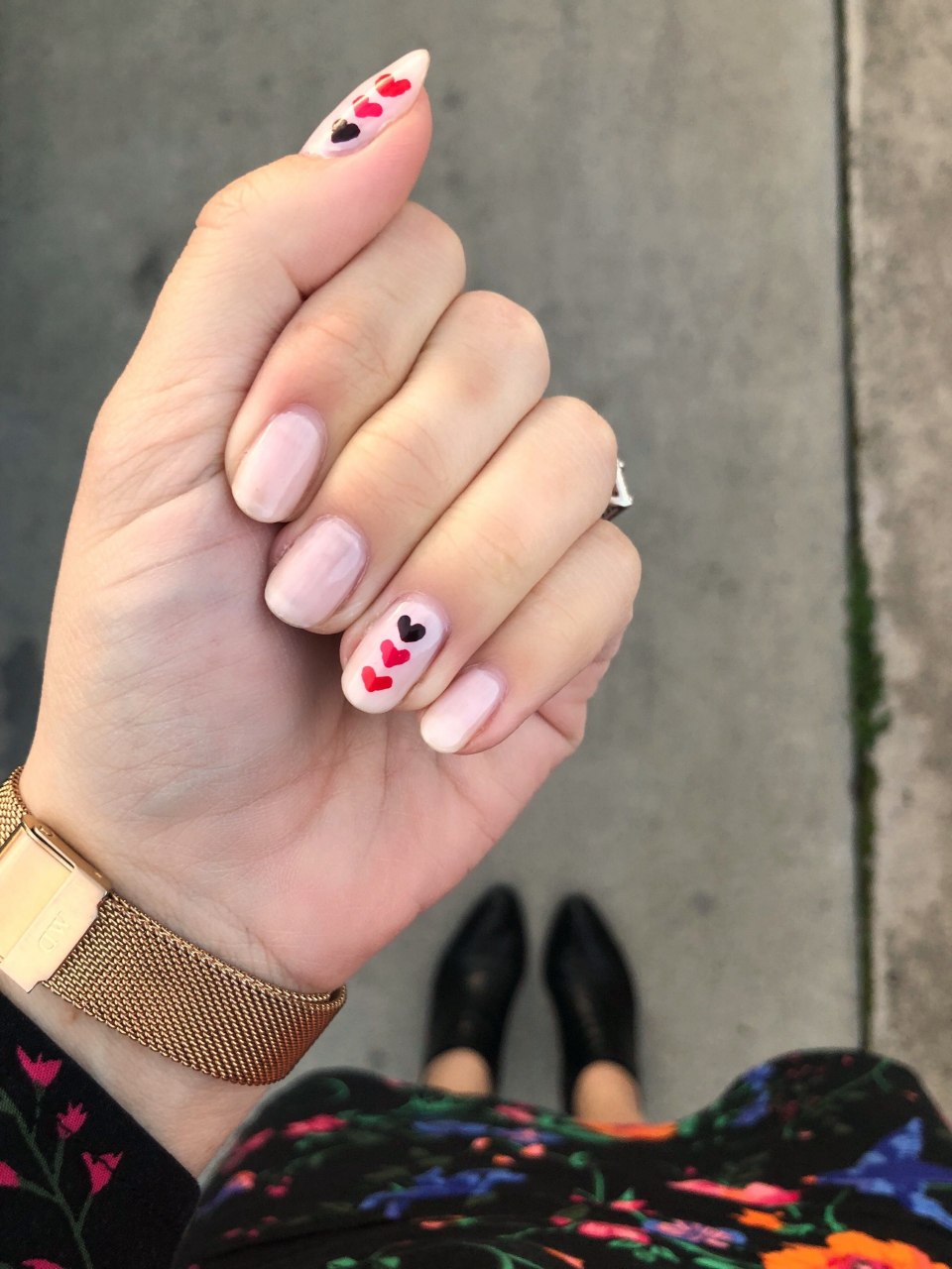 Ногти коралловый с сердцем
