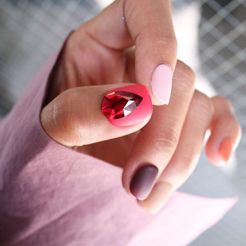 Бежевый маникюр с акцентом