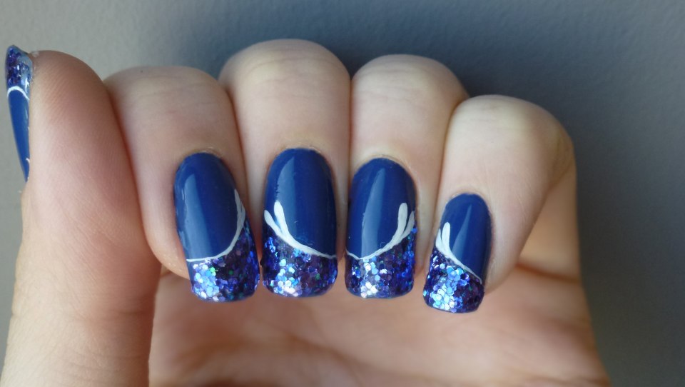 Маникюр белый с синими блестками