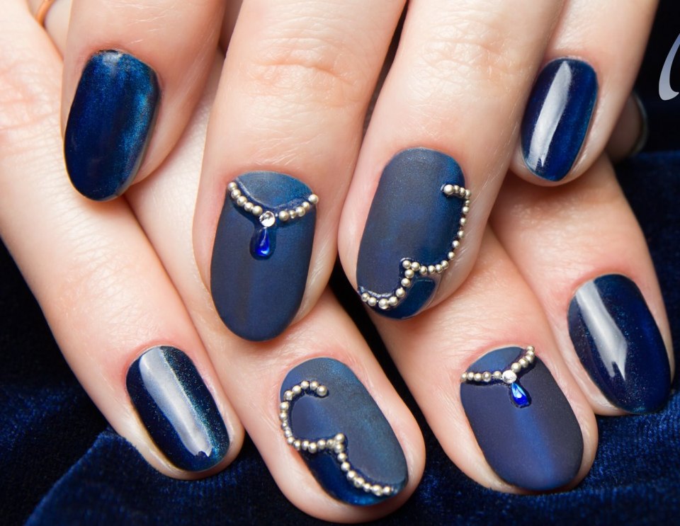 Темно-синий маникюр на коротких ногтях