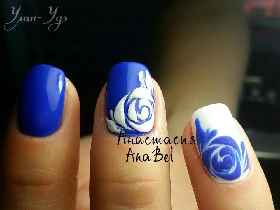 Синие розы на ногтях