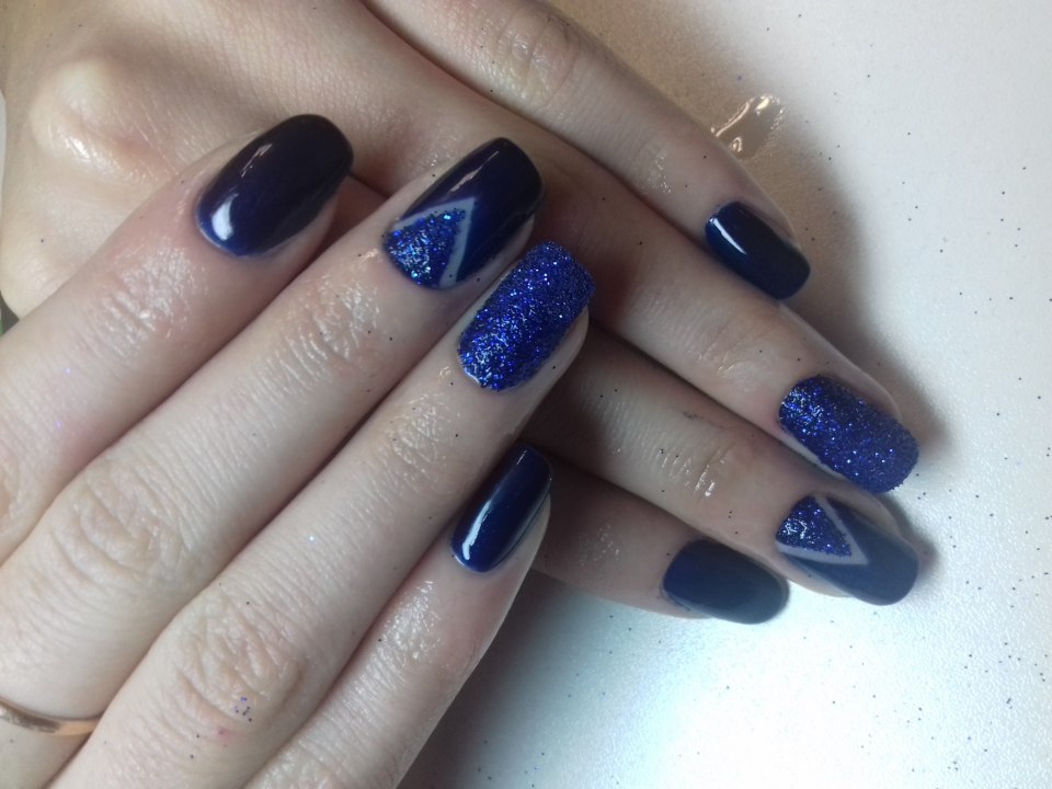 Красивый маникюр под темно синее платье