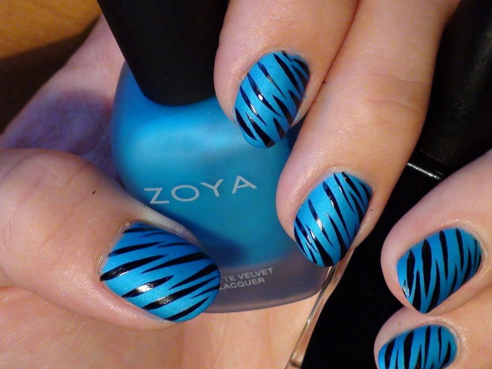 Маникюр синий с черными полосками