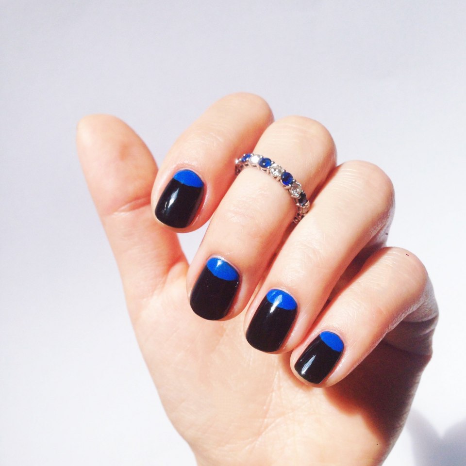 Черно синие ногти