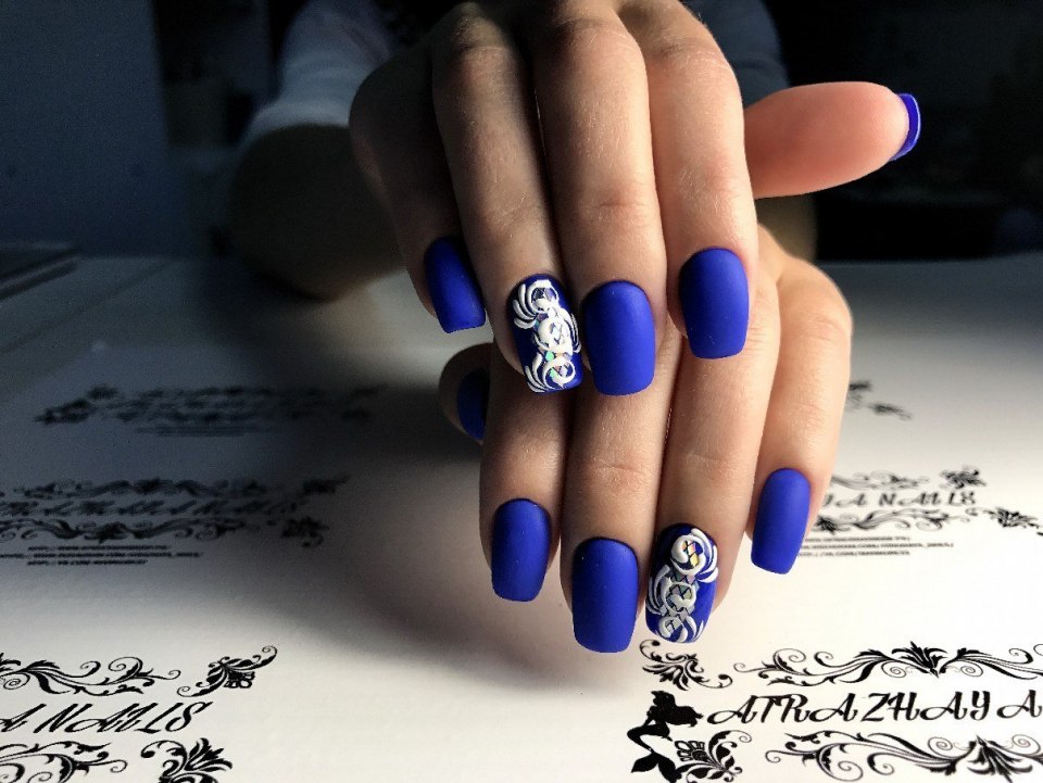 Синий матовый маникюр с узорами