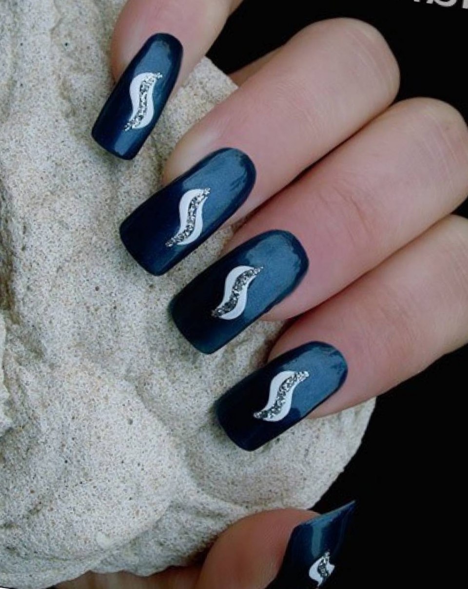 Маникюр темно-синий с узорами