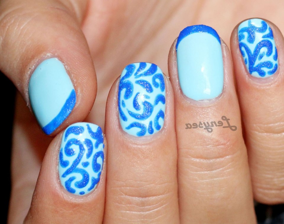 Голубой маникюр с узорами
