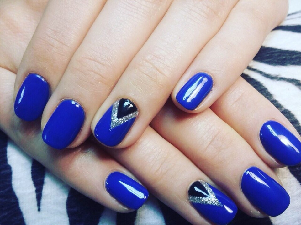 Синий маникюр на короткие ногти