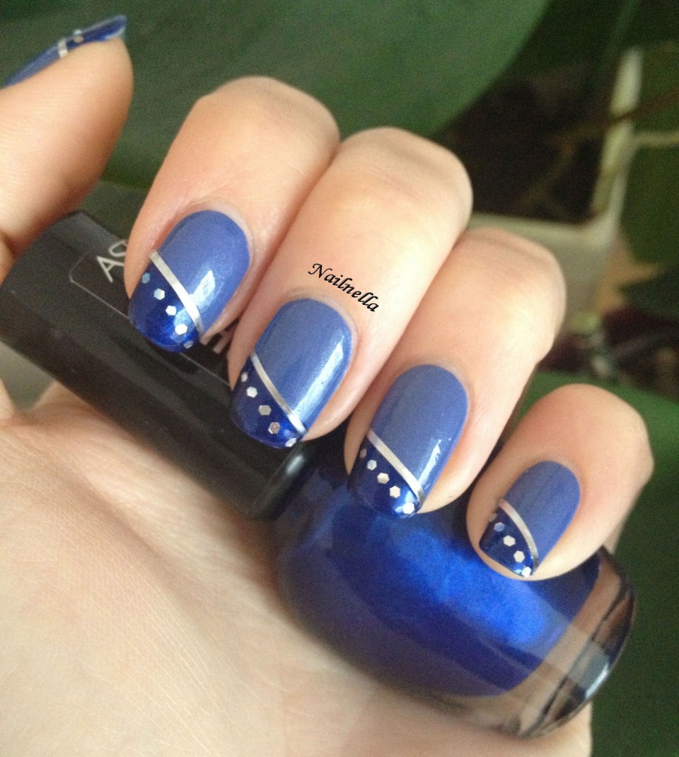 Маникюр на короткие ногти синий с белым