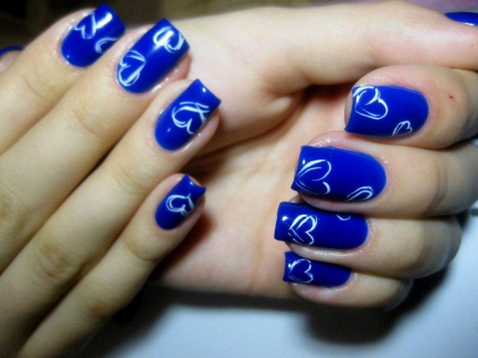 Синие ногти с надписями