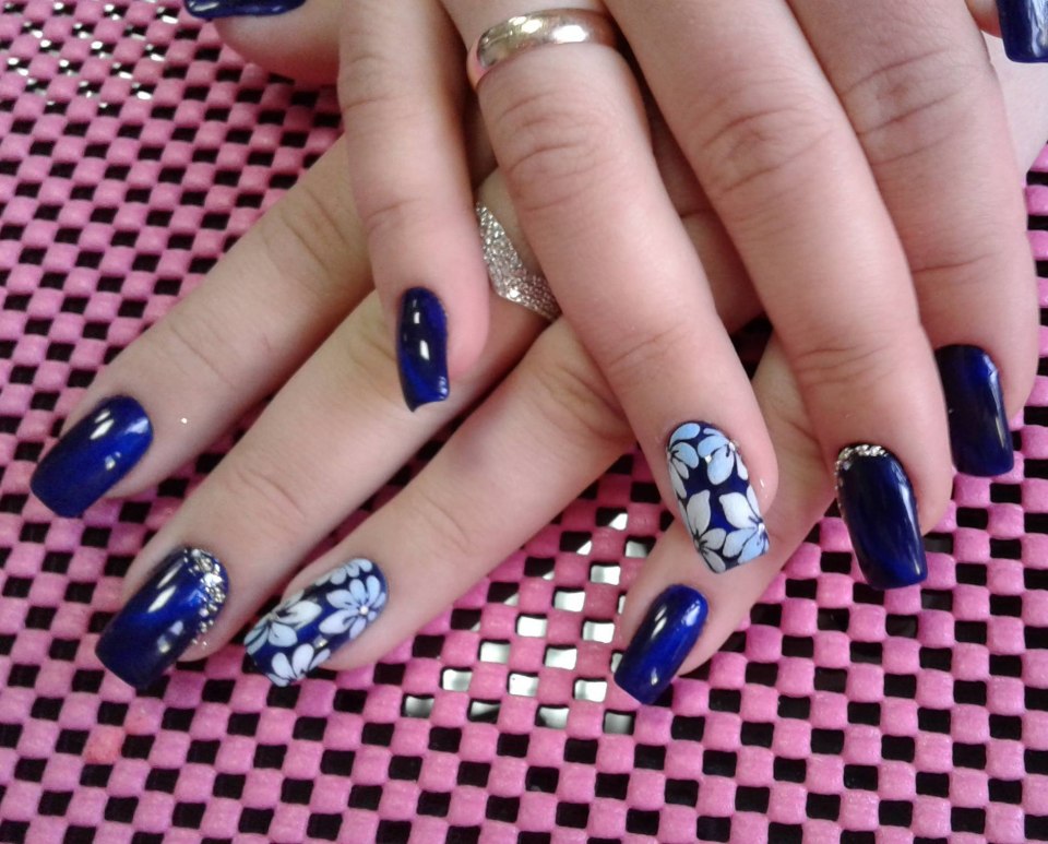 Маникюр синий с белым рисунком