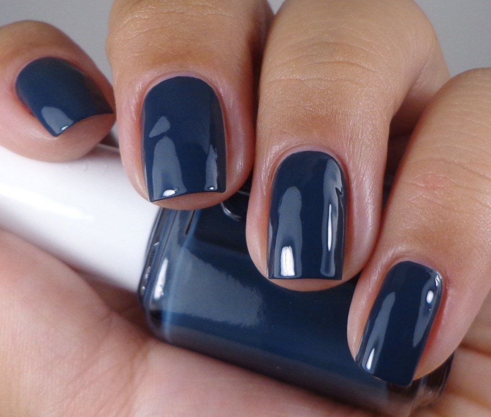 Синий лак для ногтей