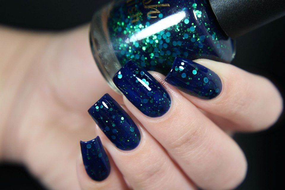 Синие блестящие ногти