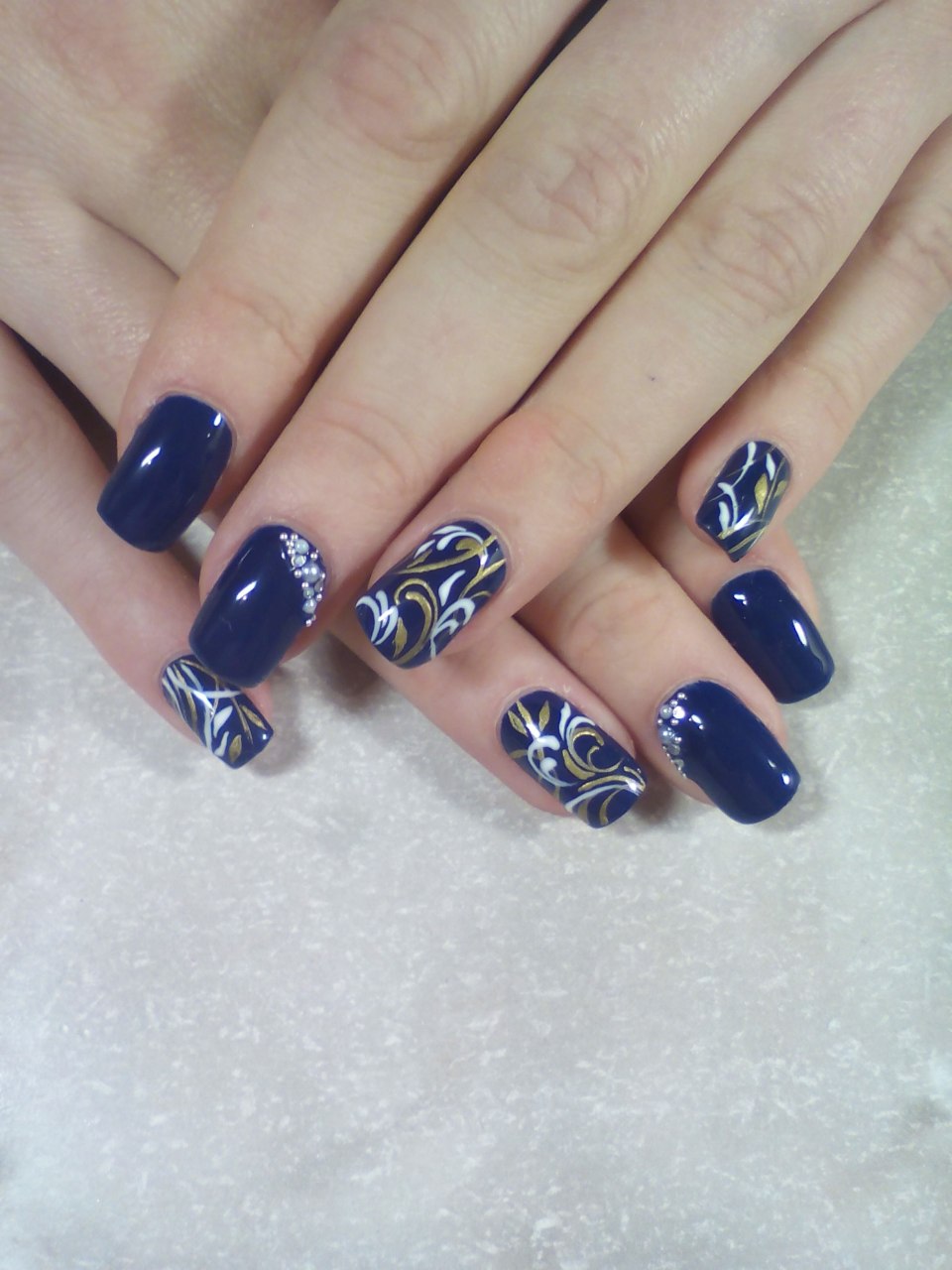 Красивый синий маникюр с узорами