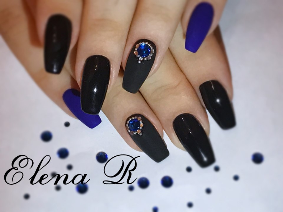Ногти синие с черным