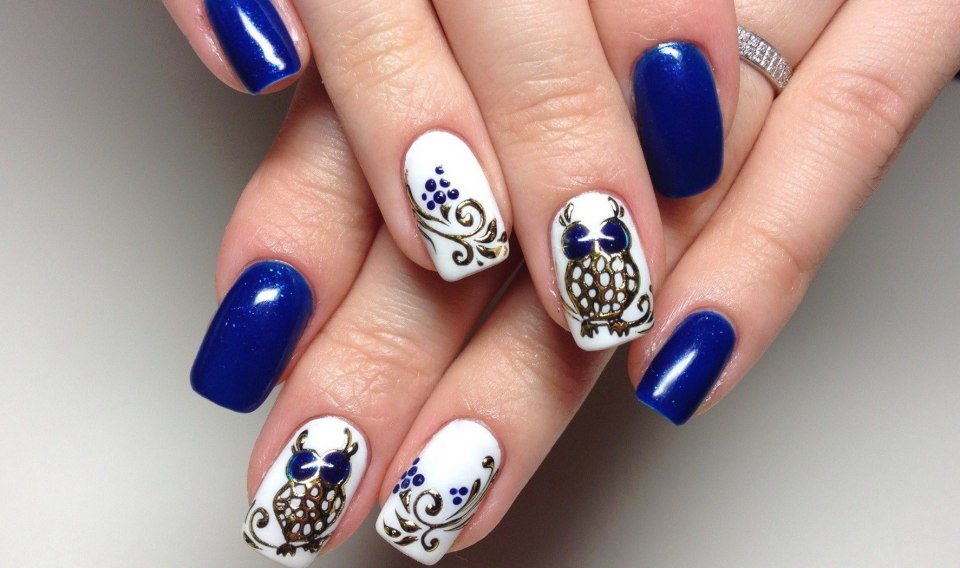 Синий маникюр 2021