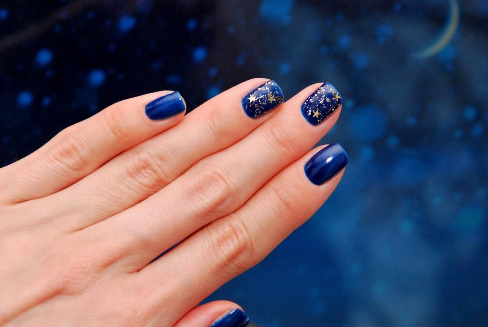 Синие короткие ногти