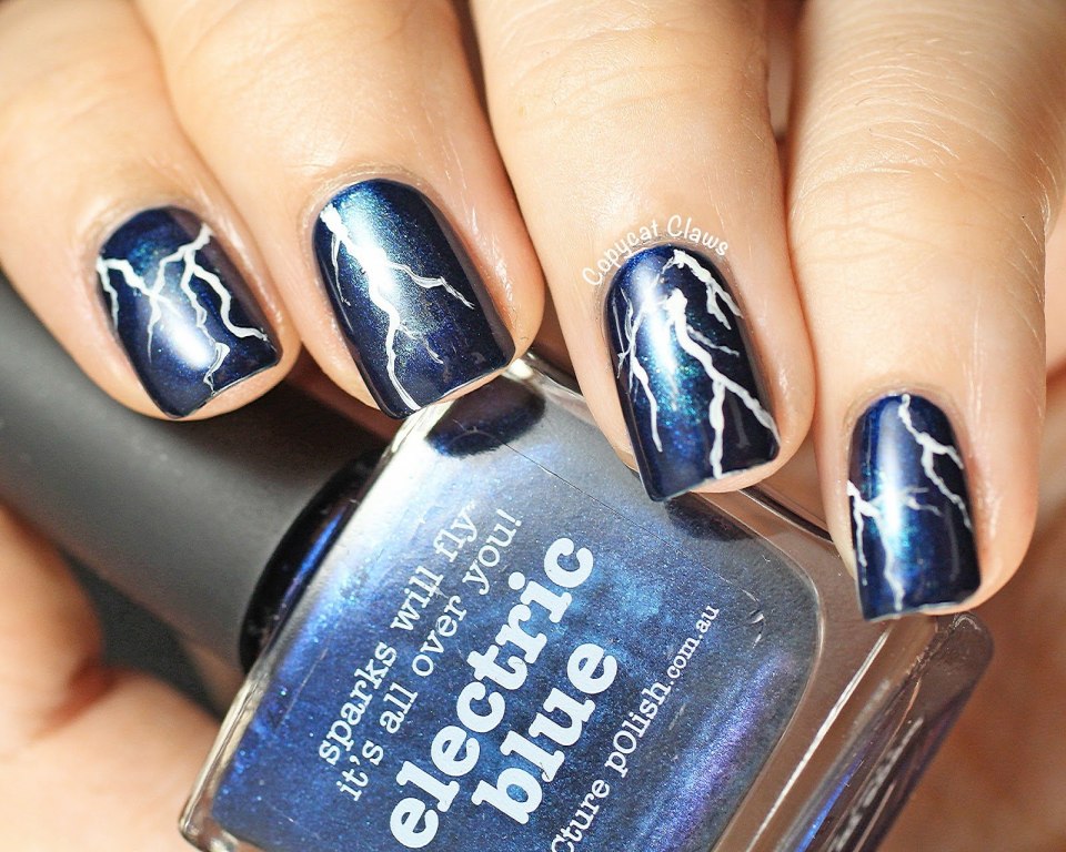 Маникюр с рисунком молнии