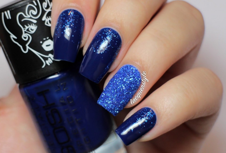 Ногти синие с блестками