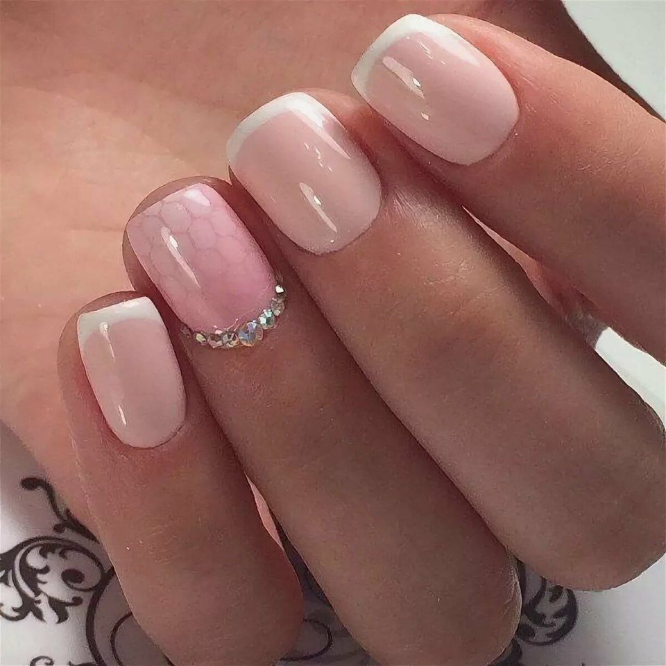 Бежевый френч на ногтях