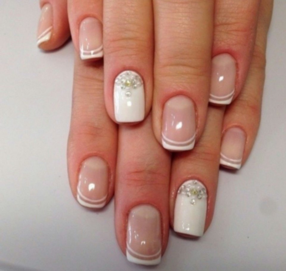 Пастельный френч на ногтях коротких