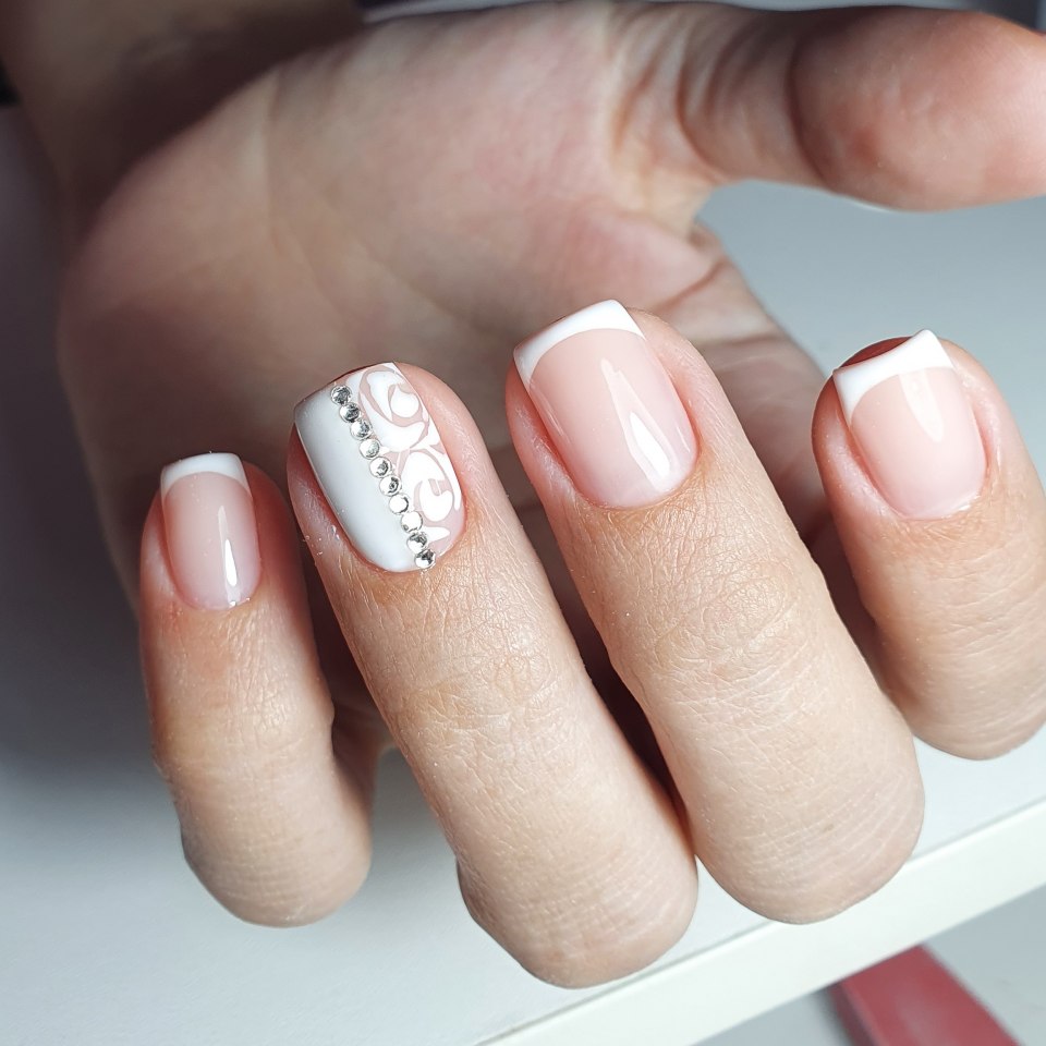 Нежный френч на короткие ногти