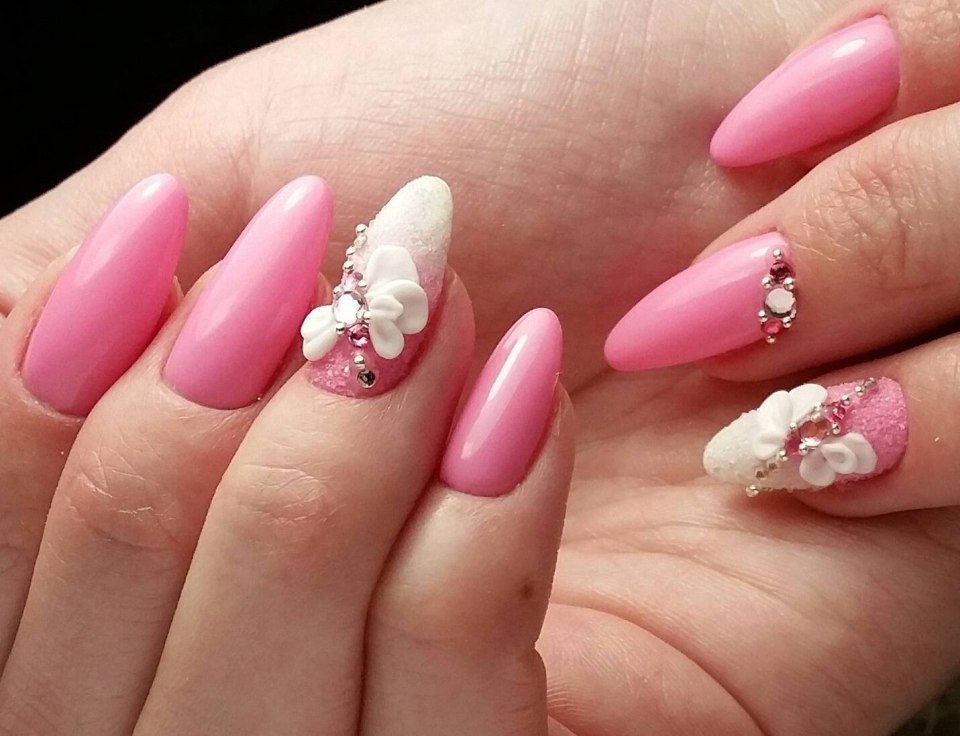 Розовый маникюр с лепкой
