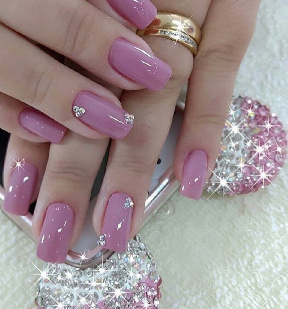 Очень красивый розовый маникюр