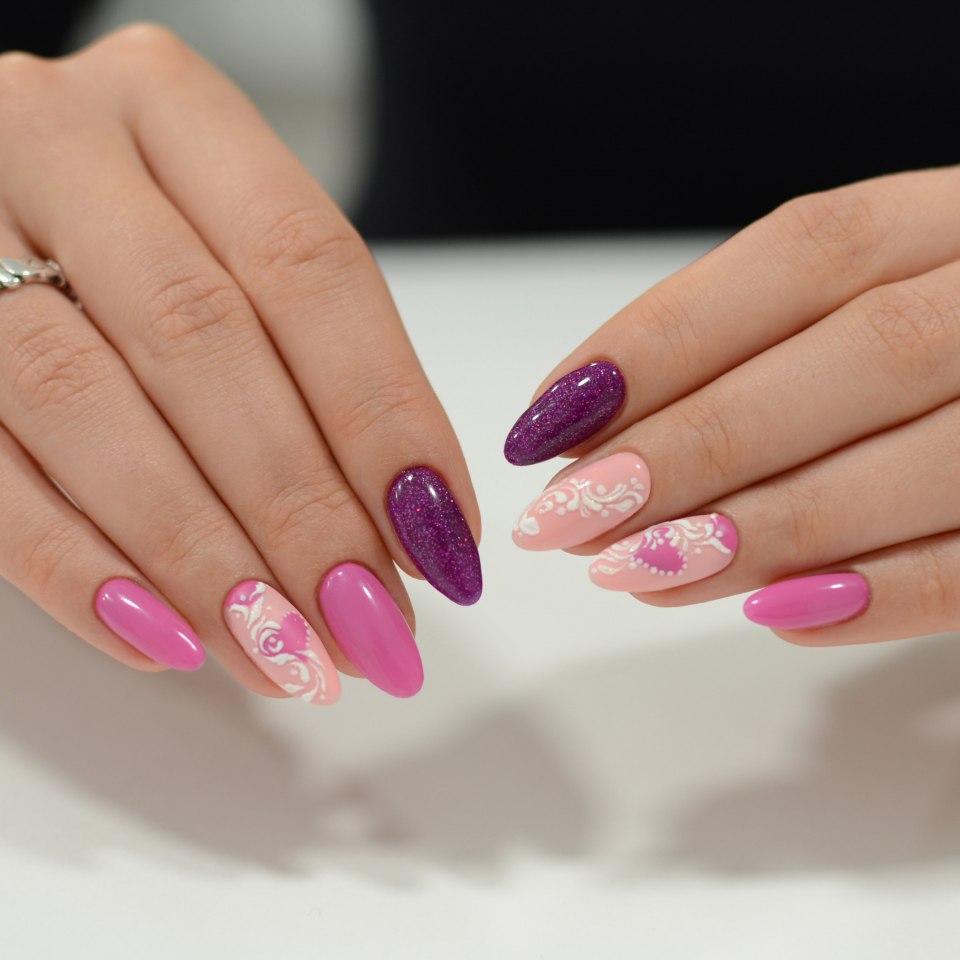 Розовый маникюр
