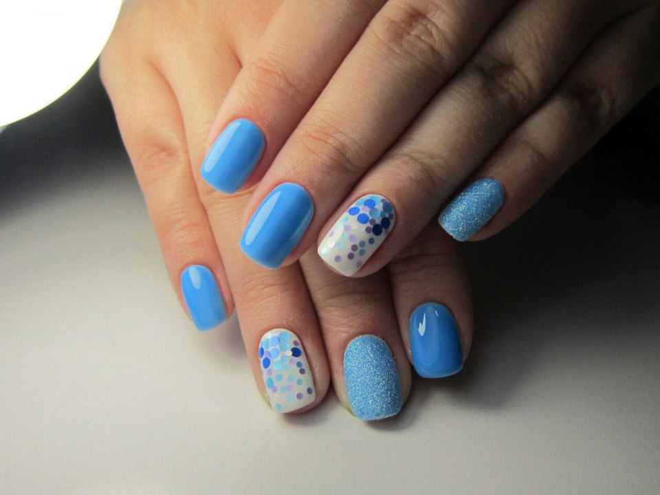 Маникюр голубой с белым