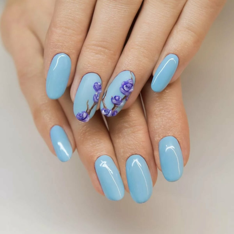 Красивые ногти с голубым оттенком