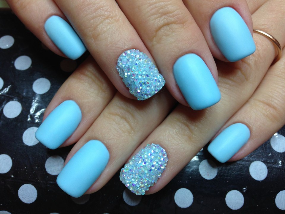 Маникюр в голубых тонах