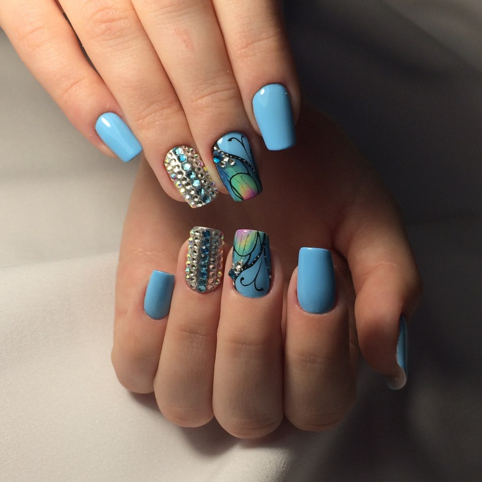 Летний маникюр в голубых тонах