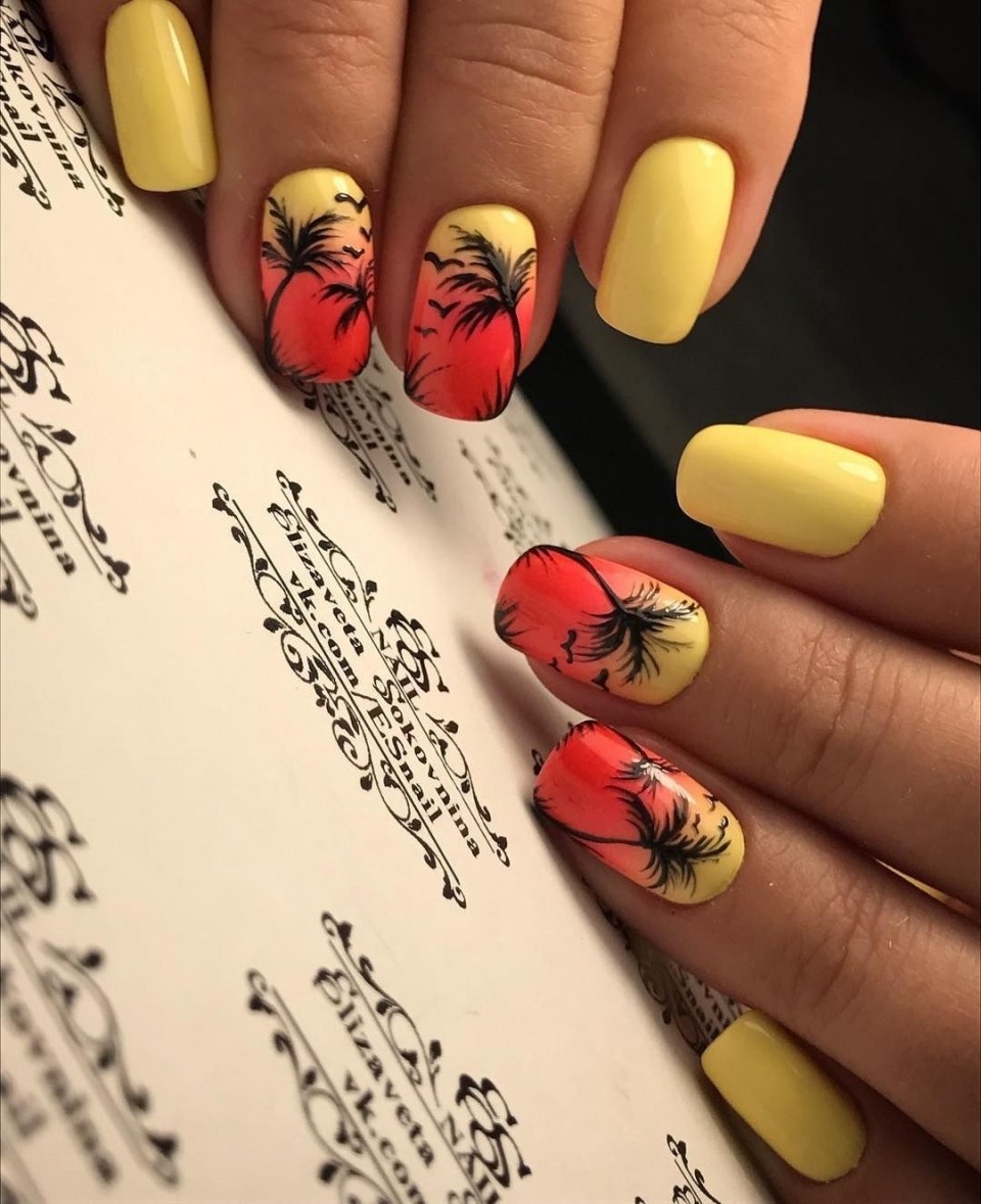 Маникюр желтый с пальмами