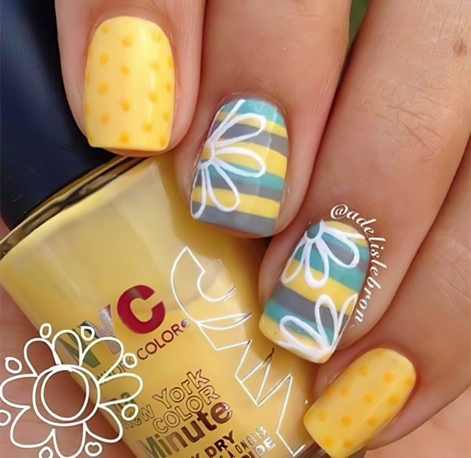 Маникюр на море желтый