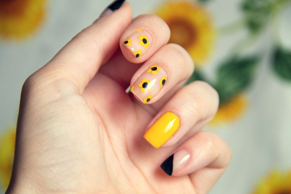 Маникюр с уточкой желтый