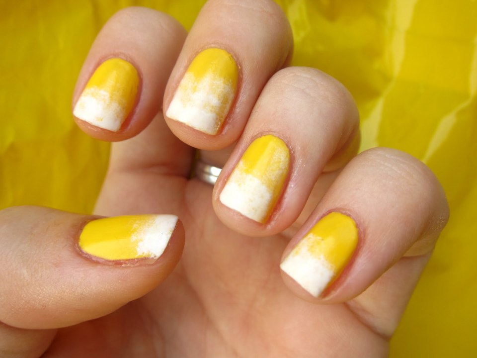 Маникюр на желтом фоне