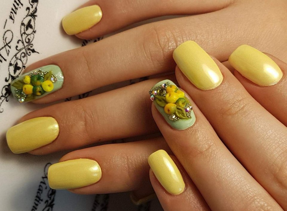 Ногти желтые с фруктами