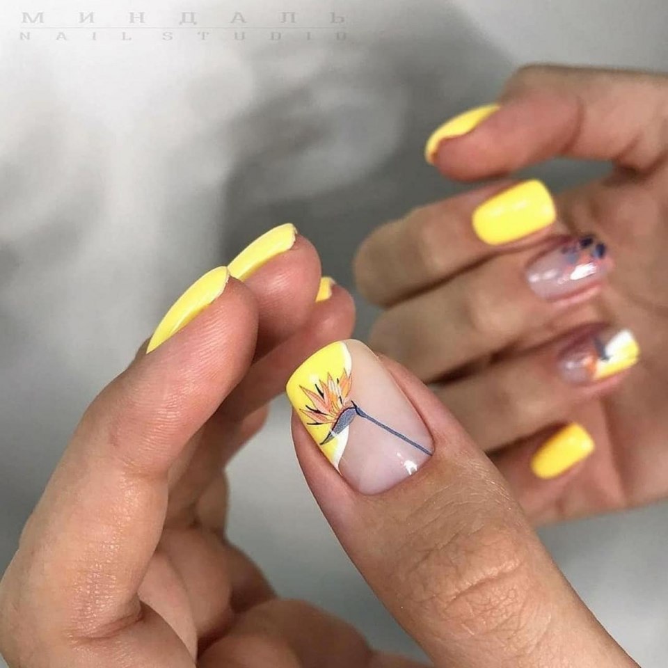 Желтый маникюр с облачком