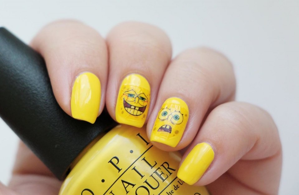 Жёлтый маникюр с наклейками