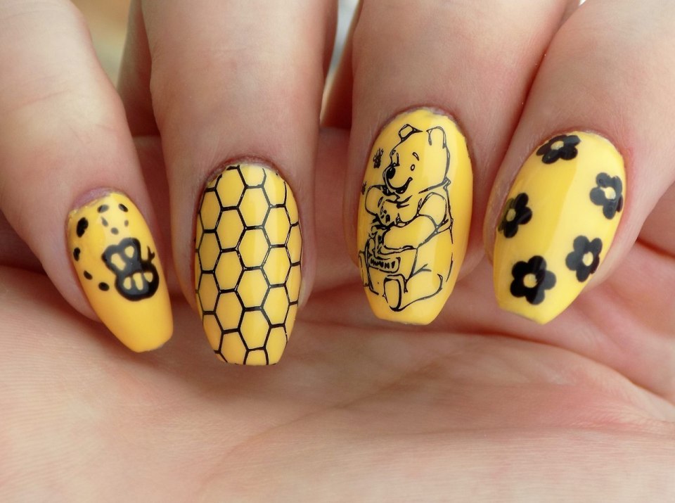 Жёлтый маникюр с пчелой