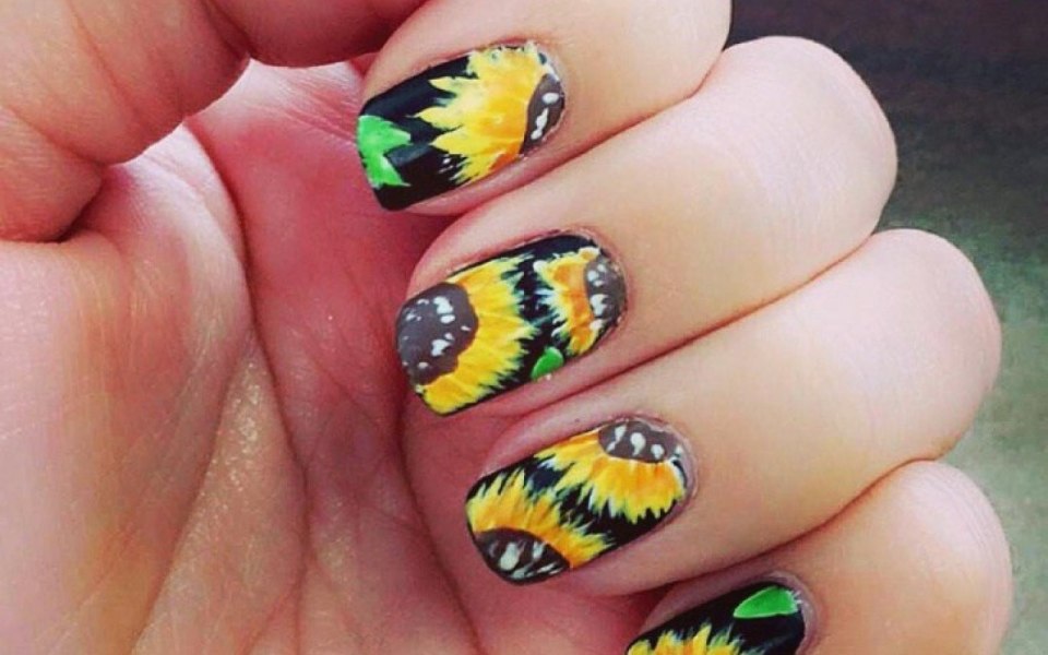 Подсолнух на ногтях