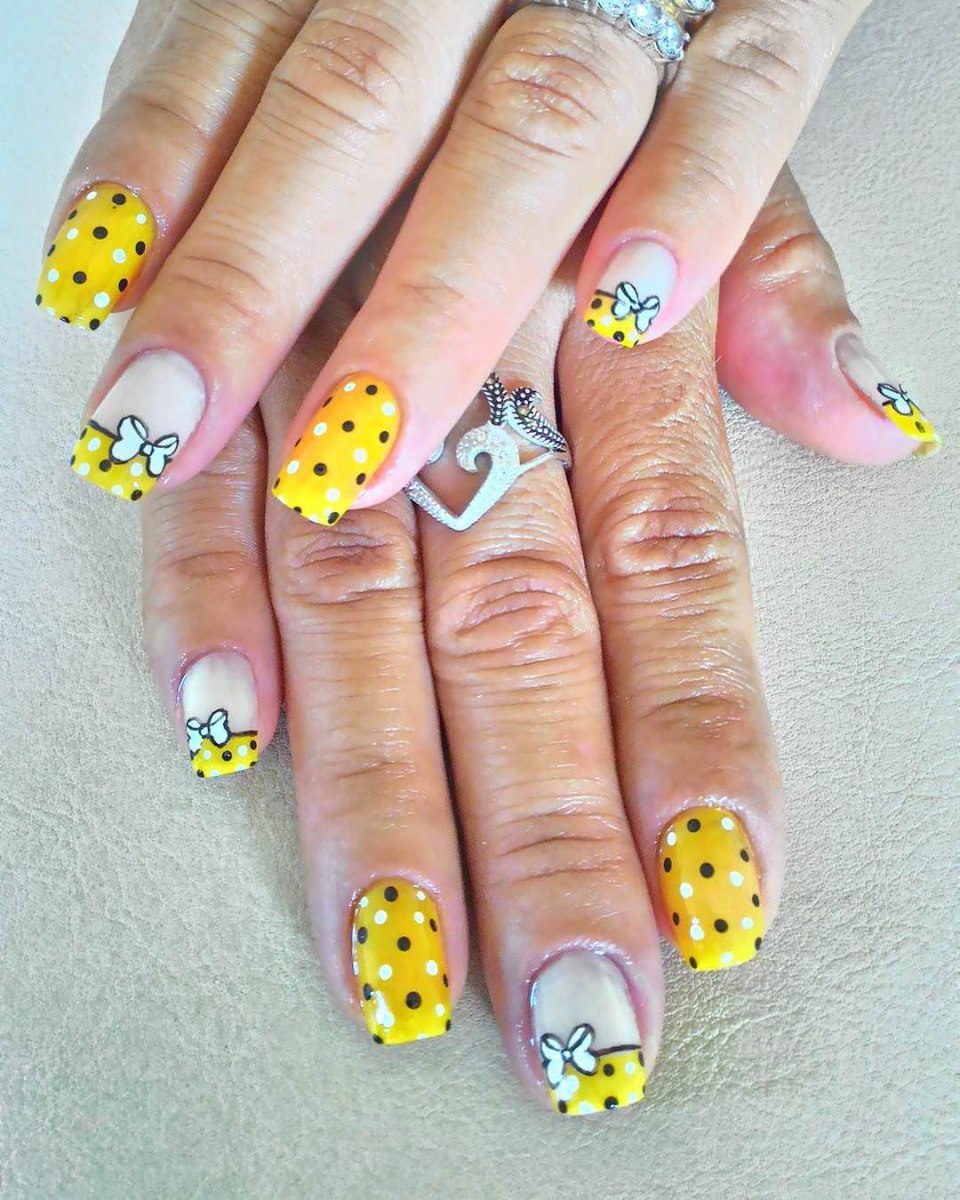 Рисунок на желтых ногтях