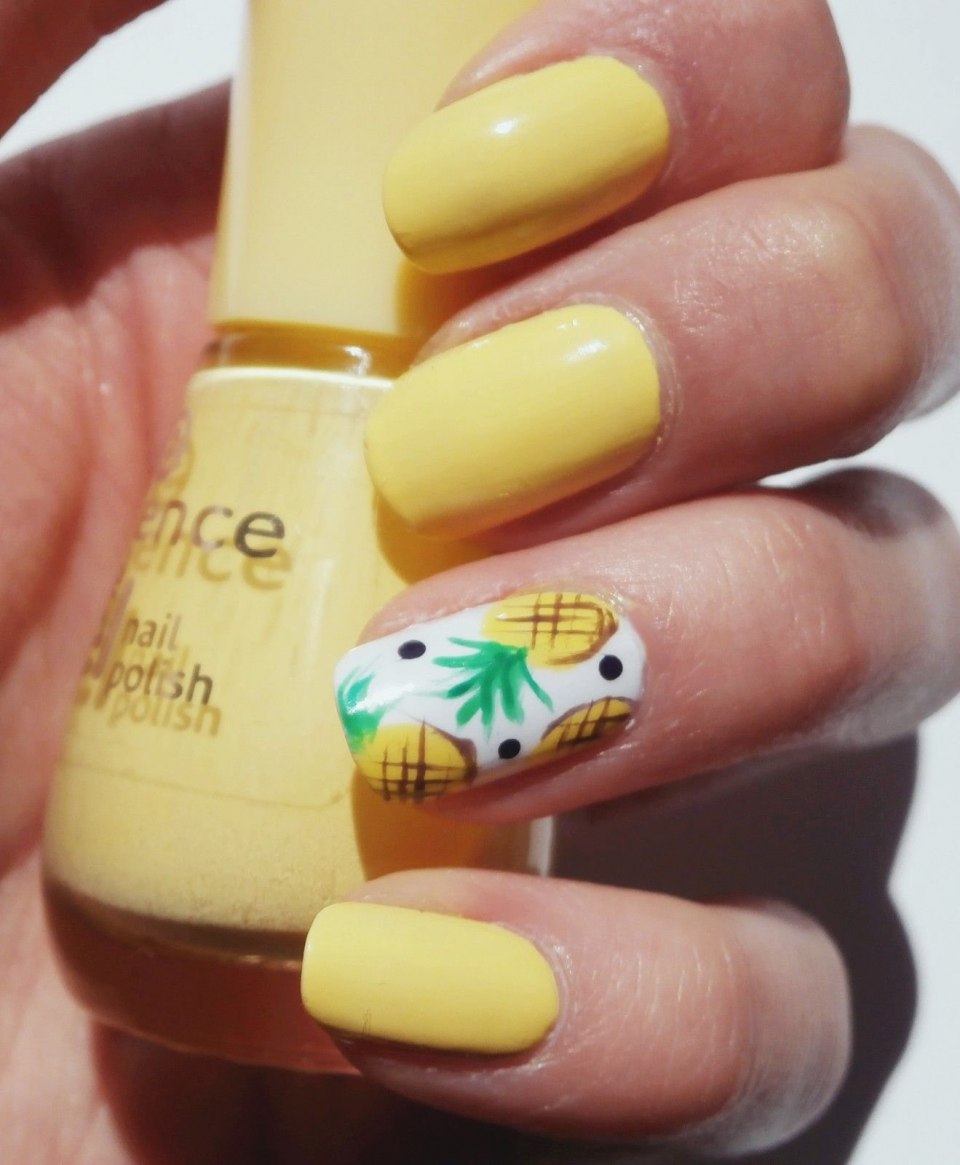 Летний маникюр с ананасом