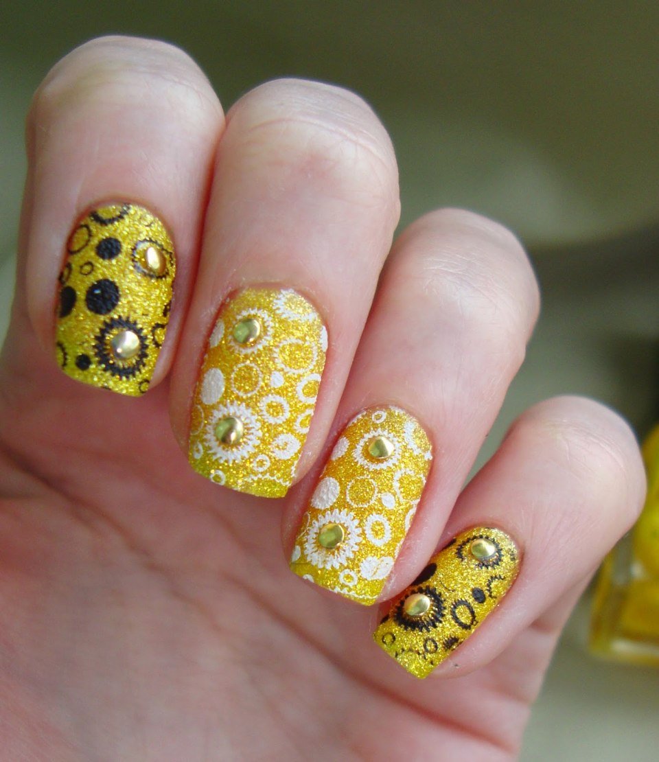 Новогодние ногти желтого цвета